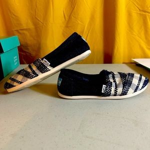 TOMS Women’s Classic Blue Woven Slip On Shoes Sz 7.5